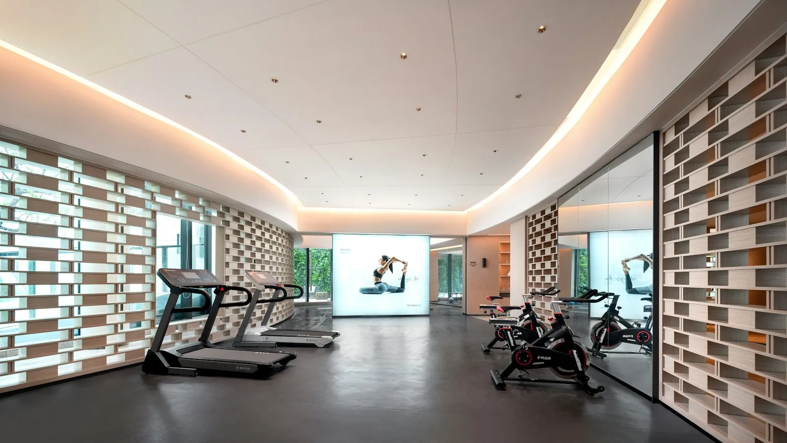 Une salle d’exercices moderne équipée de tapis de course et de vélos d’appartement